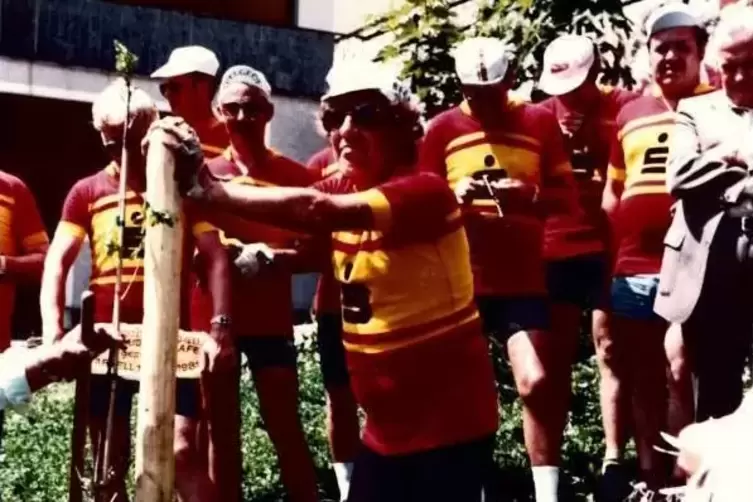 S&uuml;dtirol 1981: Pflanzung einer Eiche in Naturns.