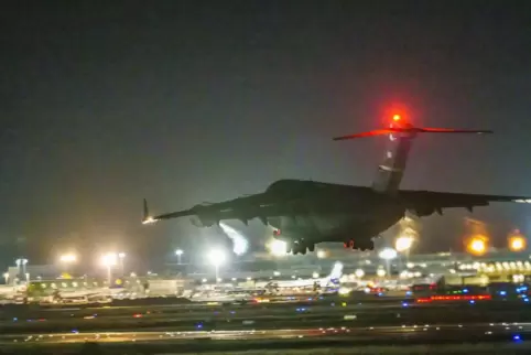 Rückholaktion: Eine Maschine der US-Airforce landet auf dem Rhein-Main-Airport.
