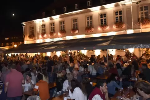 Auf dem Dirmsteiner Jahrmarkt kann es schon mal voll werden. Deshalb wurde in diesem Jahr ein Sicherheitskonzept benötigt.