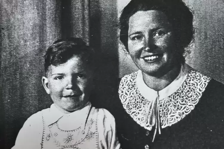 Ludwig Marschall mit seiner Mutter Emma 1952.
