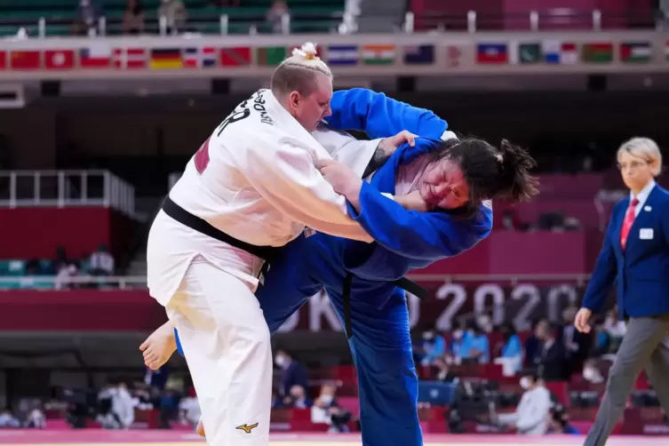 Jasmin Grabowski (links) in ihrem Erstrunden-Kampf bei den Spielen in Tokio gegen die Chinesin Xu Shiyan, den sie dann verlor.