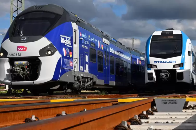 Der Flirt Akku von Stadler (rechts) kann mit Strom aus der Oberleitung und aus einer Batterie fahren. Der Régiolis (links) hat d