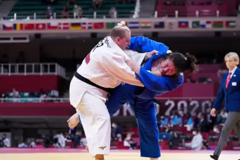 Olympia in Tokio: die gebürtige Speyererin Jasmin Grabowski (links) im Kampf gegen die Chinesin Xu Shiyan.
