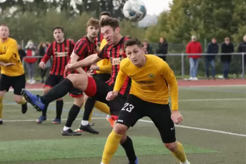 Hat diese Saison noch keine Minute für den SV Hermersberg in der Verbandsliga gespielt: Miguel Deho (vorne).