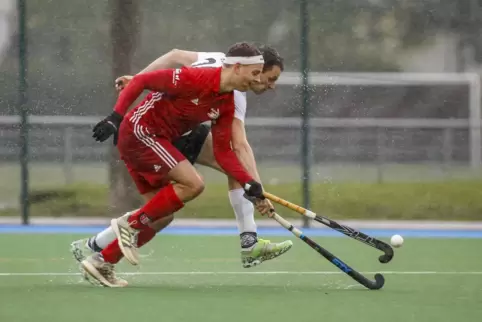 Hockey bei strömendem Regen. Szene aus dem Spiel TSG Kaiserslautern gegen den DHC II. 