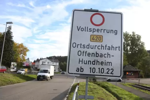 Die Vollsperrung der Bundesstraße wird den Verkehrsteilnehmern bereits angekündigt.