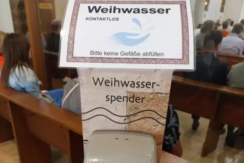 Keimfrei: Weihwasserspender in Sankt Ludwig.