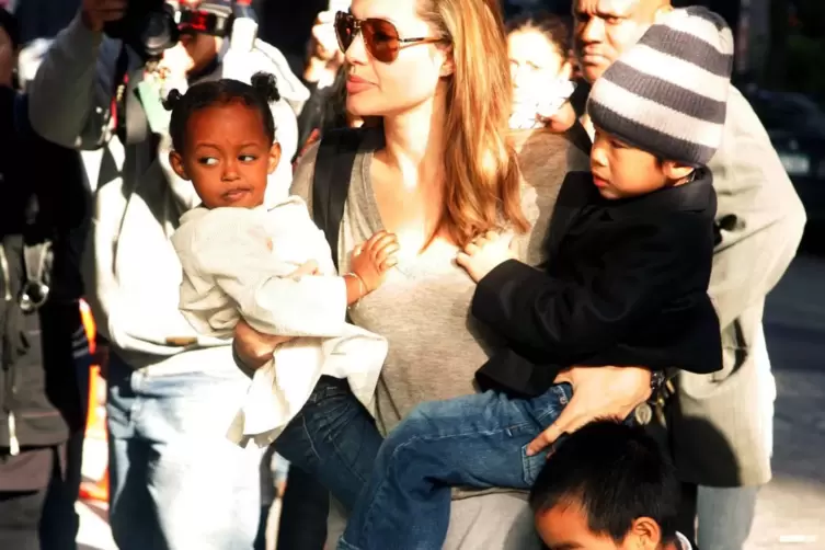 Bessere Chancen? Die Schauspielerin Angelina Jolie hat mehrere Kinder aus verschiedenen Ländern adoptiert. Hier ein Bild aus New