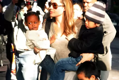 Bessere Chancen? Die Schauspielerin Angelina Jolie hat mehrere Kinder aus verschiedenen Ländern adoptiert. Hier ein Bild aus New