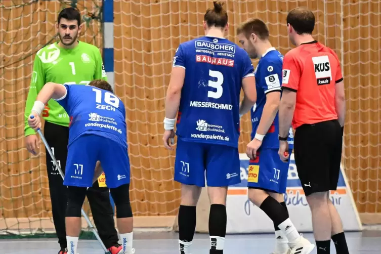 Putzdienst im Handballspiel: Der Haßlocher Maximilian Zech schnappte sich in der Partie gegen Dansenberg den Wischer.