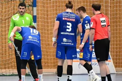 Putzdienst im Handballspiel: Der Haßlocher Maximilian Zech schnappte sich in der Partie gegen Dansenberg den Wischer.