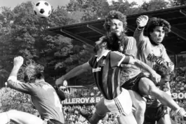 Er schien das Unglück anzuziehen: Jürgen Rynio (rechts), hier als Torwart von Hannover 96 in einer Partie in Saarbrücken 1983.