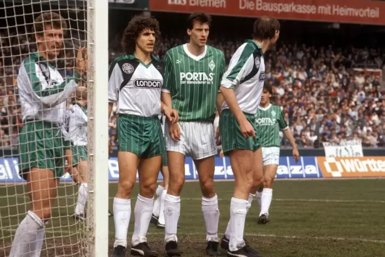 Andreas Keim (Zweiter von links) 1988 als Homburger Bewacher f&uuml;r den Bremer Frank Neubarth (Zweiter von rechts).