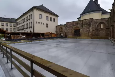 Die Stadt sucht laut eigenen Angaben nach einer Alternative für die Eisbahn, die sonst in der Erkenbert-Ruine aufgebaut war. 