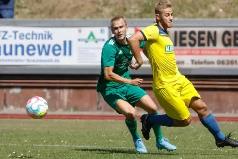 Wer ist schneller am Ball und setzt sich im Donnersberg-Derby durch? Felix Reißmann (links, SV Kirchheimbolanden) und Paul Gabel