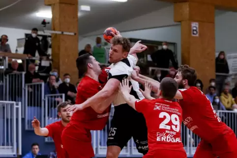 Gegen drei Gegenspieler setzt er sich hier kraftvoll durch und zieht ab: Torben Waldgenbach (TuS Dansenberg) 