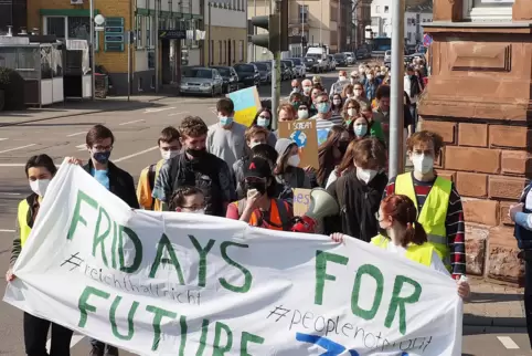 Die jungen Demonstranten – hier im März in der Kaiserstraße – werden mit viel Häme, Spott und vielen Hasskommentaren überzogen. 