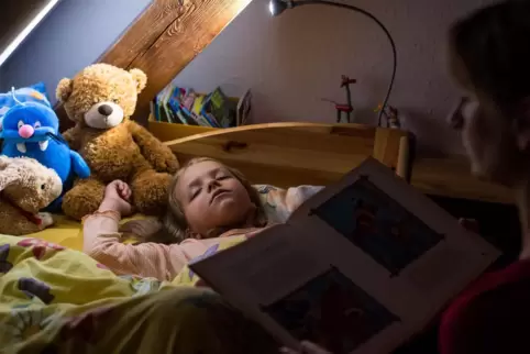 Eine Gute-Nacht-Geschichte gehört bei fast allen Familien dazu. Eine Gute-Nacht-Geschichte gehört bei fast allen Familien dazu.