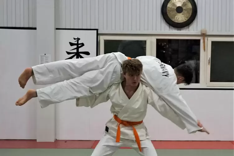 Die beiden Jiu-Jitsu-K&auml;mpfer Leon Weilemann (stehend) und Daniel Breunig in Aktion: 