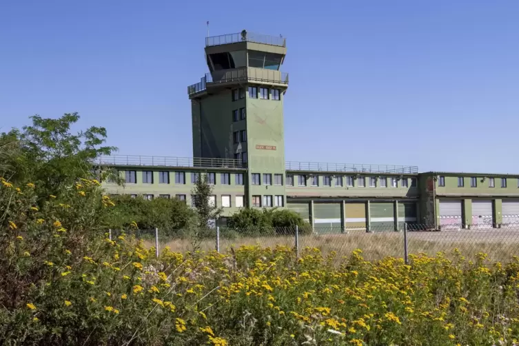 Der 1995 stillgelegte Flugplatz Sembach wurde 1953 von der US-Luftwaffe eingerichtet (im Bild: der ehemalige Tower). Hier ist he