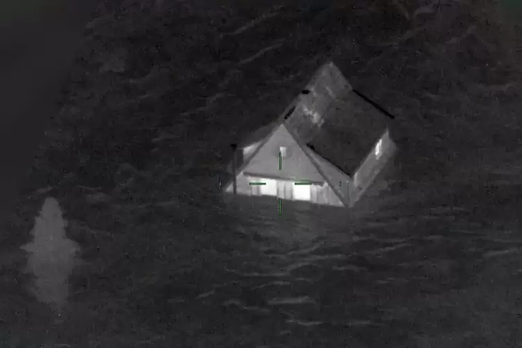 Umspült von den Fluten der Ahr war dieses Haus am Abend des 14. Juli 2021. Das Bild ist aus den Flutvideos, die die Polizeihubsc
