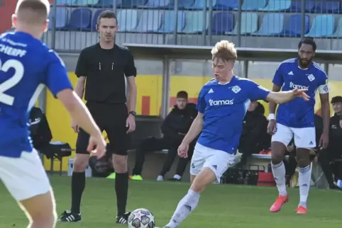 Der perfekte Schuss: Moritz Theobald trifft gerade für den FK Pirmasens zum 2:0 in den Winkel. FKP-Kapitän Salif Cissé (hinten r