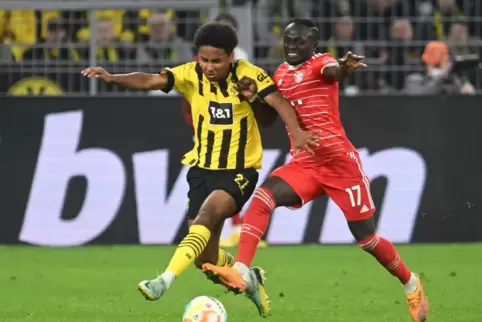 Dortmunds Karim Adeyemi (links) und Münchens Sadio Mane kämpfen um den Ball. 