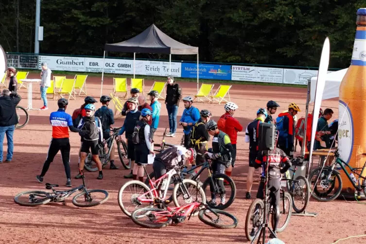 Get&uuml;mmel bei strahlendem Sonnenschein und angenehmen Temperaturen herrscht im Startbereich des &bdquo;Wasi&ldquo;, auf dem Sportplatz des SV