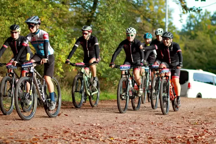 Den Teilnehmern steht der Spa&szlig; am Bike_Marathon ins Gesicht geschrieben.