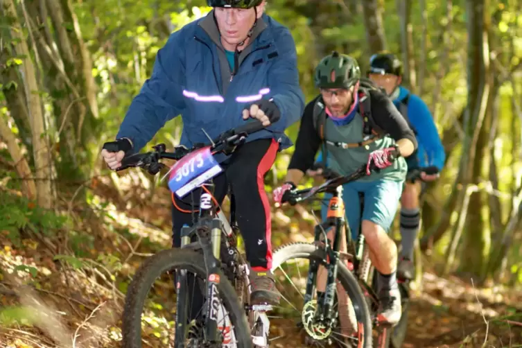 Den anspruchsvollen Singletrail hinauf zum Felsenbrunnerhof schaffen nicht alle Wasi-Teilnehmer. Die Gruppe hier muss nicht abst