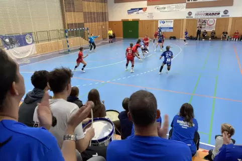 Der Fanclub der Haßlocher Handballerinnen trommelt bis zur letzten Spielsekunde.