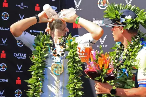 Da staunt auch Sieger Gustav Iden: Der Franzose Sam Laidlow (links) trinkt auf dem Podium gleich zwei Bier auf einmal. 