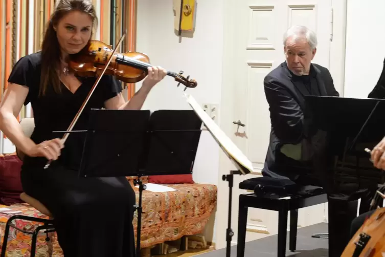 Ein Dream-Team: Violinistin Nina Karmon, Pianist Michael Hauber und (nicht im Bild) Cellistin Friederike Kienle.