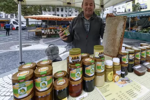 Fachsimpelt gerne mit seinen Kunden: Waldemar Felske mit seinem Honigstand auf dem Wochenmarkt.