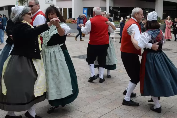 Bewahrt Traditionen: die Neustadter Trachtengruppe.
