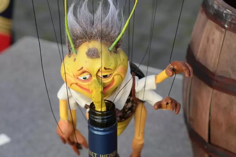 Puppenspiel, das begeistert: Das Puppenspieler-Ehepaar Dorner erz&auml;hlt von einer Reblasu, dei gern Wein schl&uuml;rft. 