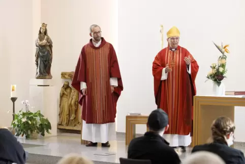 Matthias Ring (rechts), Bischof der Alt-Katholiken in Deutschland, mit Pfarrer Thomas Mayer beim Gottesdienst am Samstag. 