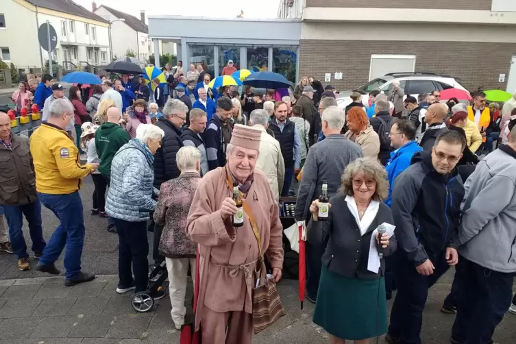 Ein Prost zur Er&ouml;ffnung gabes von Ortsvorsteherin Rita Augustin-Funck und &bdquo;Kerweborsch&ldquo; Kurt Sippel im Gewand der Maudacher Torf