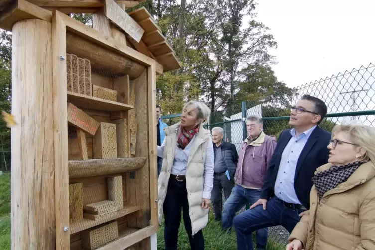 Landrätin Susanne Ganster (links) an der Station Wildbienenhotel, daneben Verbandsbürgermeister Björn Bernhard und Ortsbürgermei