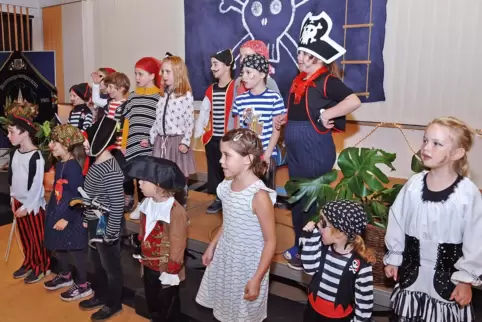 Der Kinderchor machte mit seinem Piratenstück den Auftakt zum Chorkonzert in Ellerstadt.