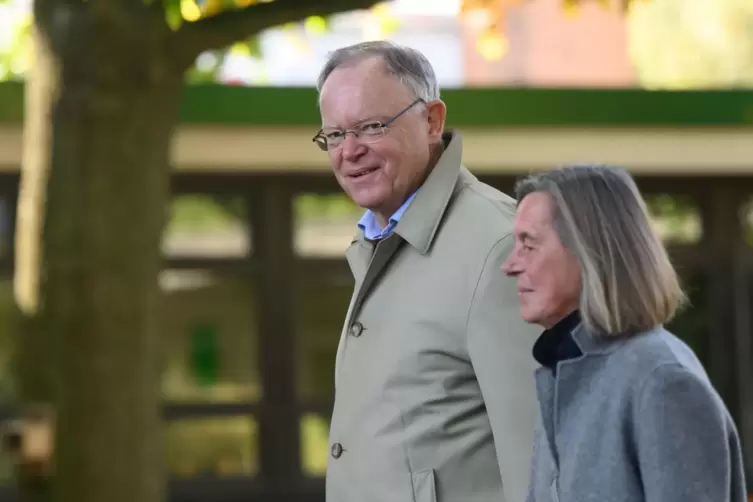 Stephan Weil und seine Ehefrau Rosemarie Kerkow-Weil am Sonntag auf dem Weg zum Wahllokal.