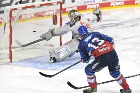 Das 1:0: Adler-Stürmer Stefan Loibl trifft. 