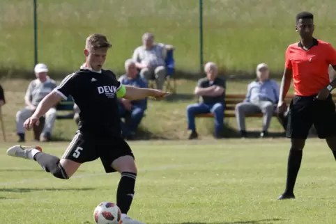 Auf seinen angeschlagenen Freistoßspezialisten Dawid Szaszorowski musste der TuS Steinbach im Spiel gegen Bingen verzichten. 