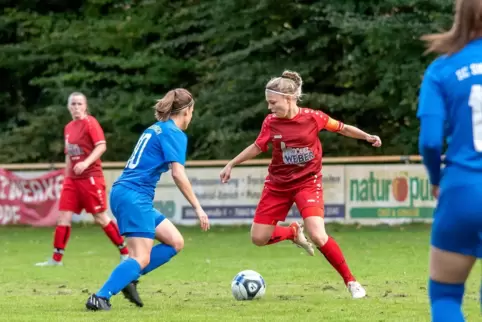  Göcklingens Torschützin Lina Werner (rot) will an Lena Zimmermann vorbei.