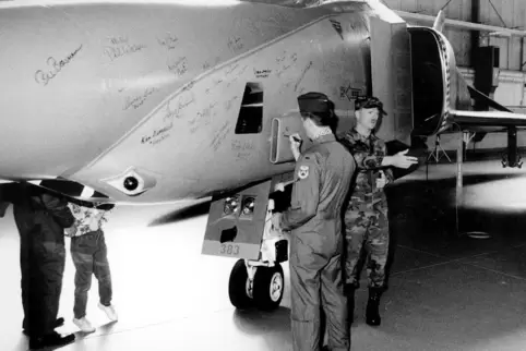 Letzte Landung der Phantoms auf dem Zweibrücker Flugplatz 1991: US-Piloten unterschreiben auf einem der Flugzeuge.