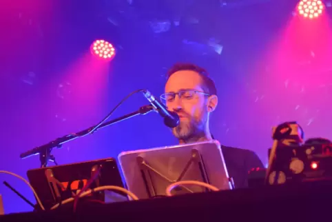 Nur mit der Kraft seiner Stimme und viel Improvisation überzeugt Beardyman seine Fans.