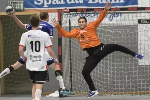 Torwart Roko Peribonio (rechts) hatte beim Sieg der HSG Friesenheim-Hochdorf einen guten Tag. 