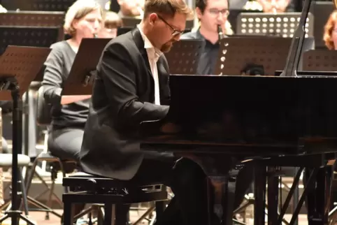 Solist Stanislav Novitskiy spielte Rachmaninoffs Klavierkonzert Nr. 2.