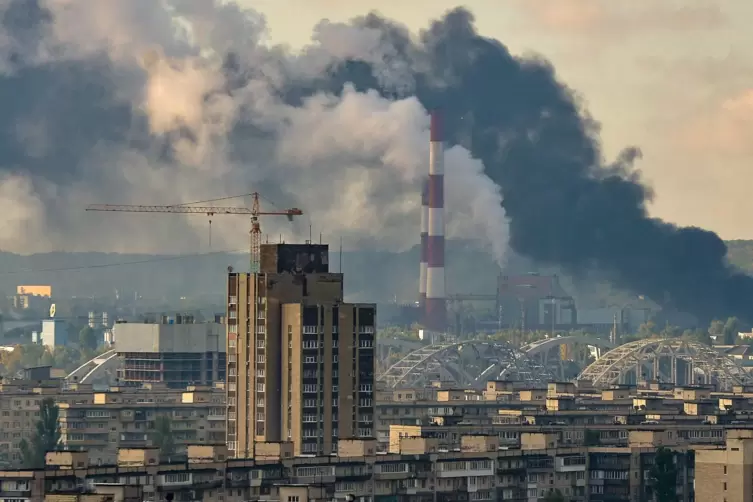Schwarzer Rauch stand am Montag über Kiew.