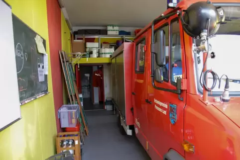 Im Feuerwehrgerätehaus in Hilst geht es eng zu. Eigentlich hat die Wehr zwei Fahrzeuge, aber nur eins davon kann untergestellt w